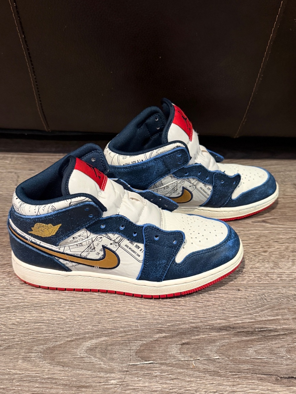 Air Jordan 1 Mid SE in the "Take Flight" / "Flight Passport"-kids Size 4.5 Y